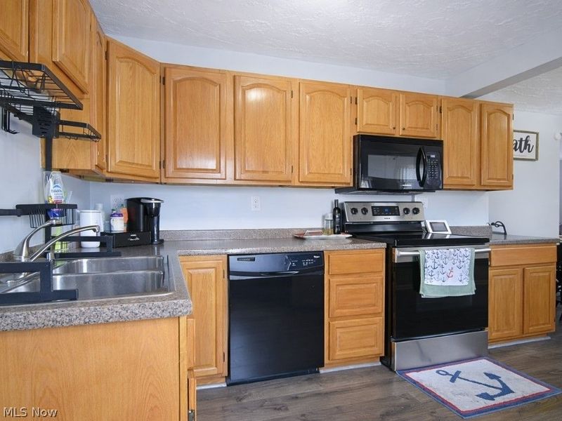 33850 Beachpark Drive, Eastlake, OH 44095 Photo 12