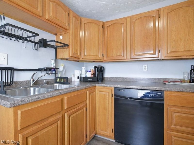 33850 Beachpark Drive, Eastlake, OH 44095 Photo 13