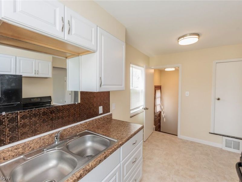 8800 Behrwald Avenue , Brooklyn, OH 44144 Photo 3