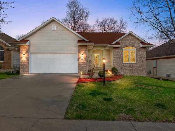 95 E Dovetail Dr, Coralville, IA 52241