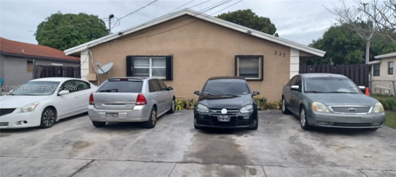 237 SW 5th St, Deerfield Beach, FL 33441 Main Photo