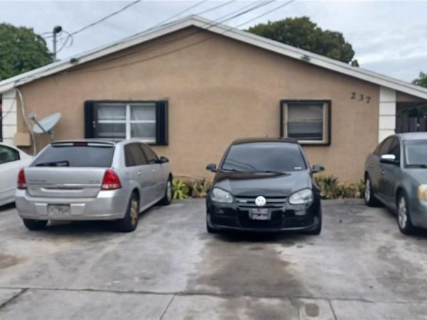 237 SW 5th St, Deerfield Beach, FL 33441