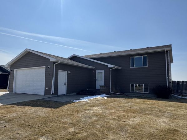 2214 S Lawson Street, Aberdeen, SD 57401