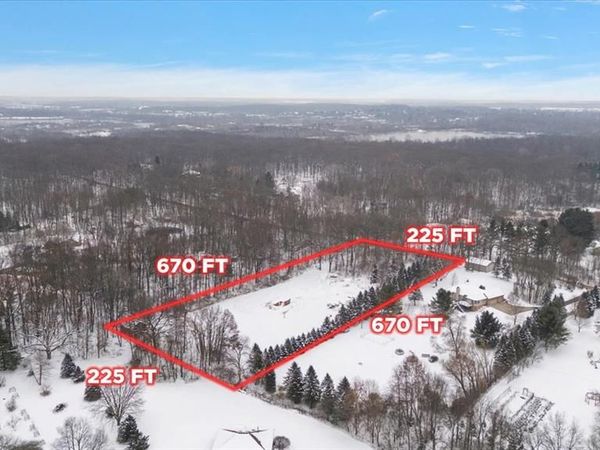 700 W Maple Road , Milford Twp, MI 48381