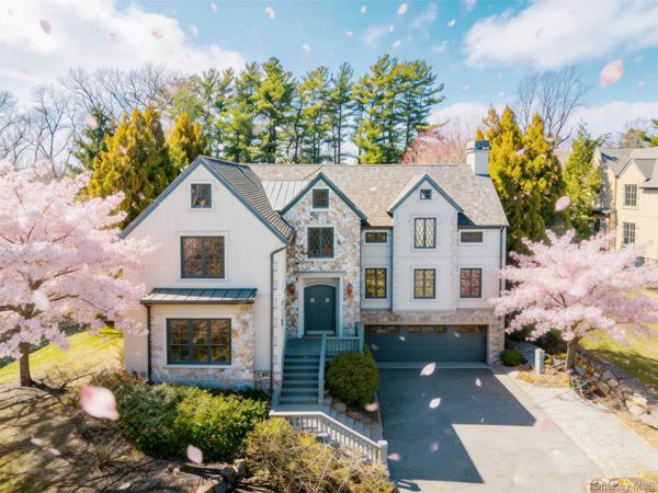 9 Earle Drive, Muttontown, NY 11791