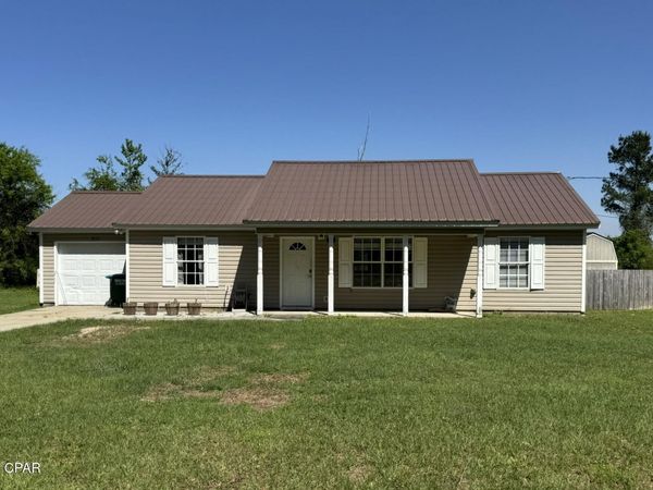 2632 Mashburn Road , Marianna, FL 32448