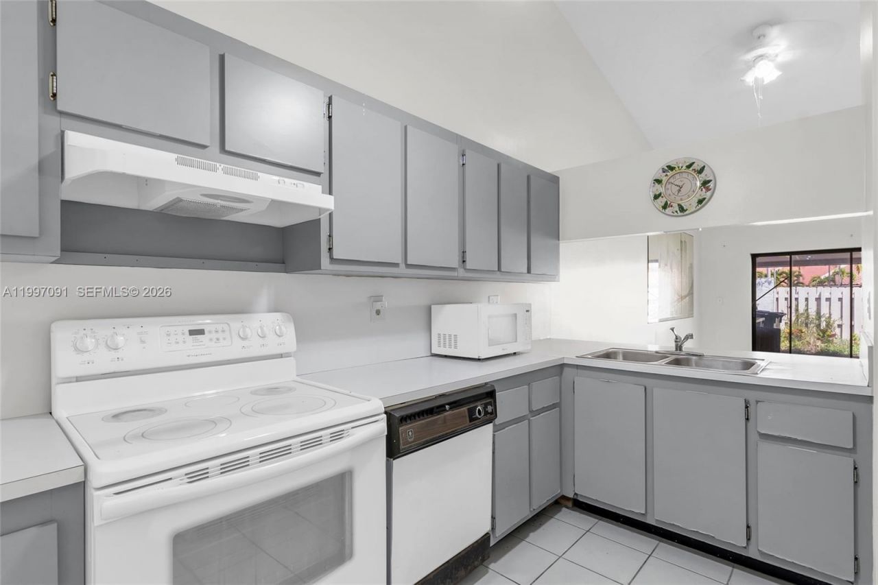 6323 SW 147th Place Cir, Miami, FL 33193 Photo