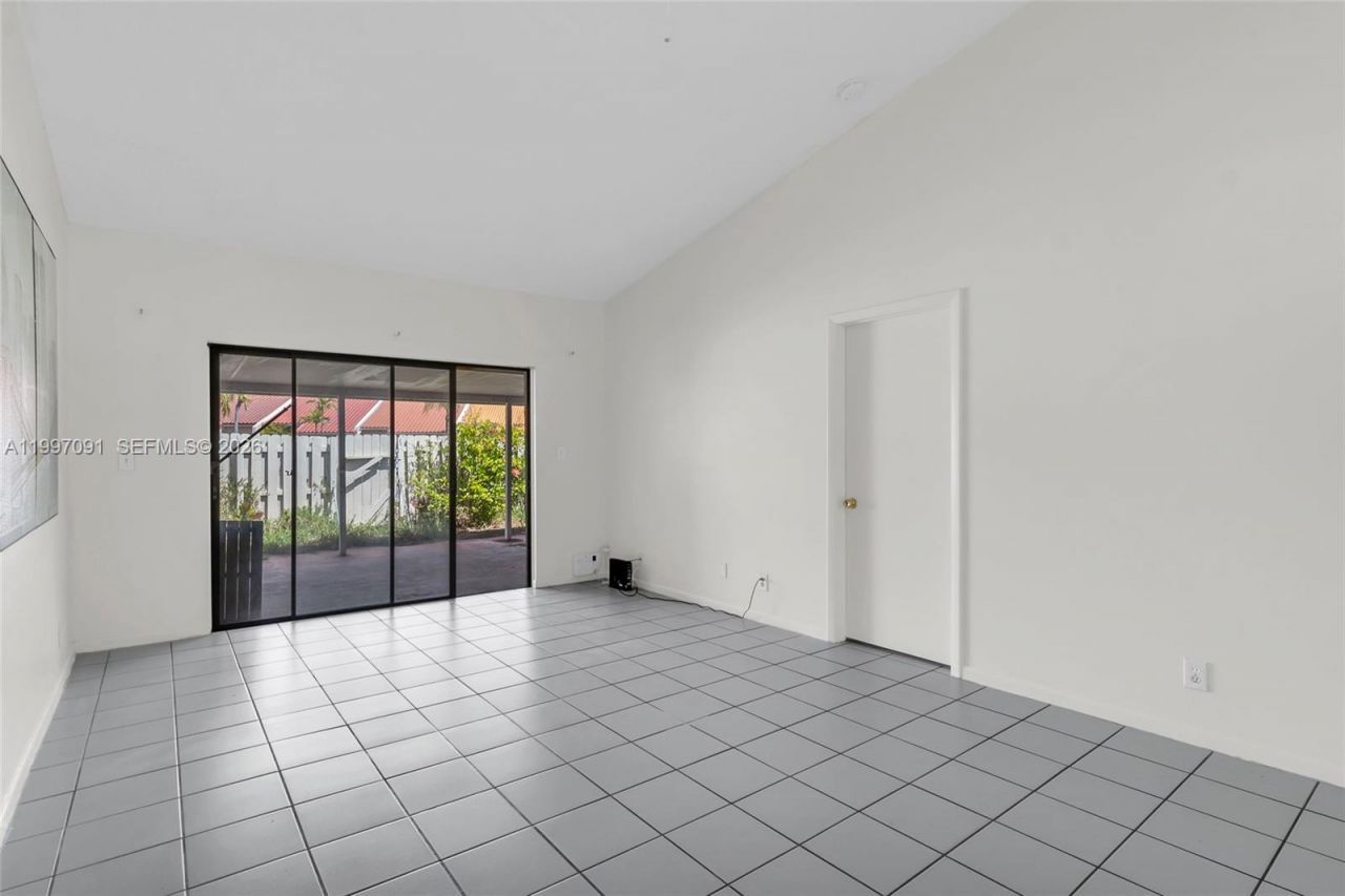 6323 SW 147th Place Cir, Miami, FL 33193 Photo