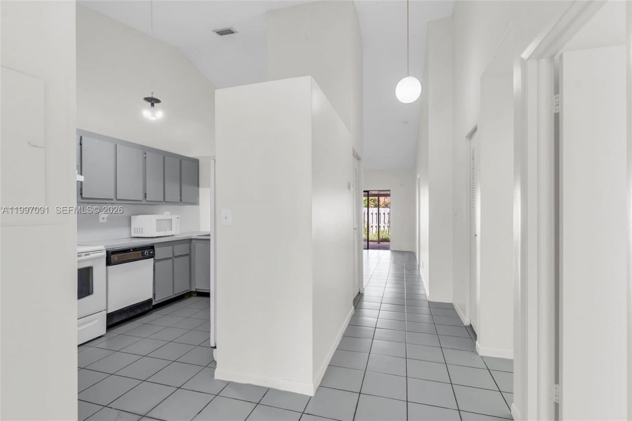 6323 SW 147th Place Cir, Miami, FL 33193 Photo