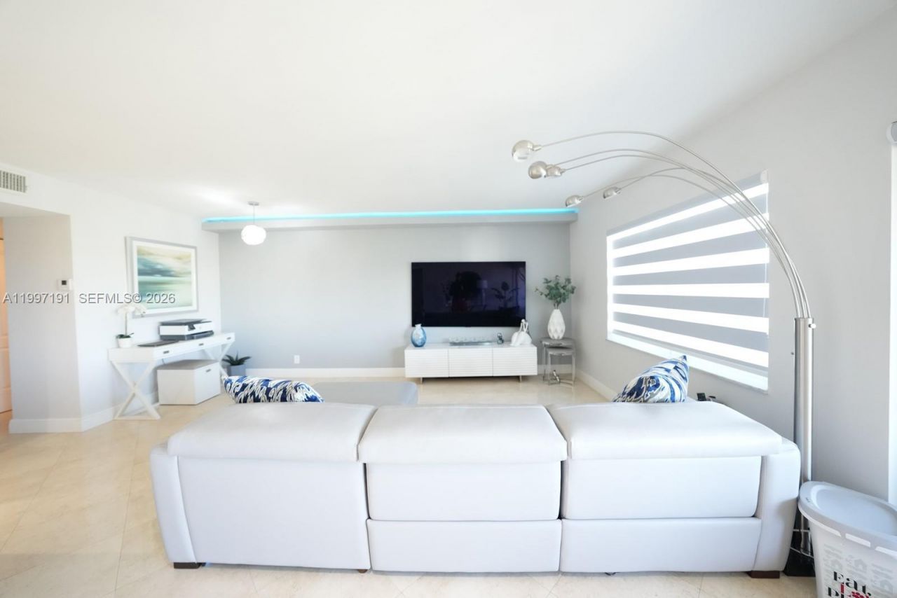 200 Diplomat Pkwy, Unit 827, Hallandale Beach, FL 33009 Photo