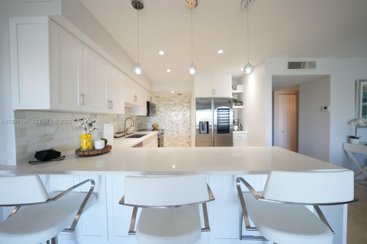200 Diplomat Pkwy, Unit 827, Hallandale Beach, FL 33009 Photo