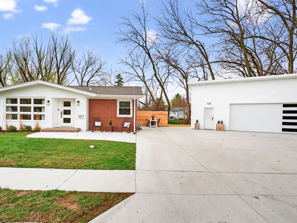 327 30th Avenue N, Clinton, IA 52732