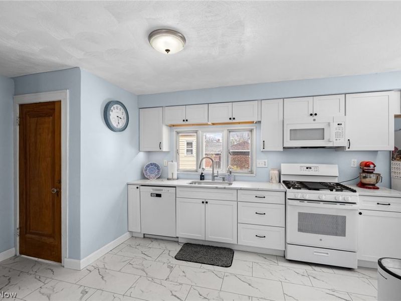 1427 S Lakeview Boulevard , Lorain, OH 44052 Photo 5