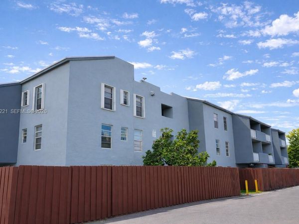 1755 W 60th St , Unit D212, Hialeah, FL 33012