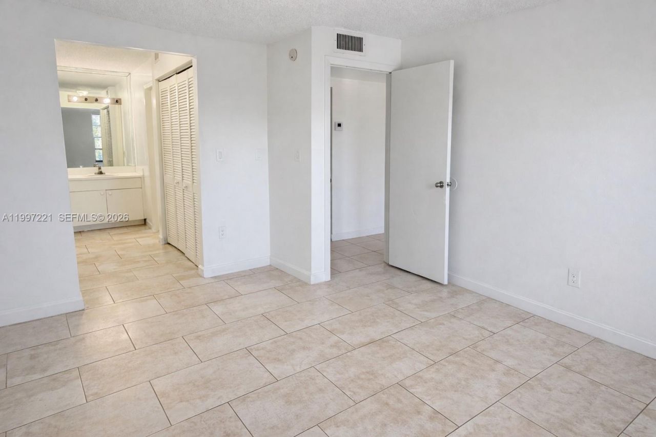 1755 W 60th St, Unit D212, Hialeah, FL 33012 Photo