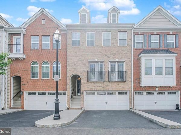 42 CREEKSIDE COURT , SECAUCUS, NJ 07094