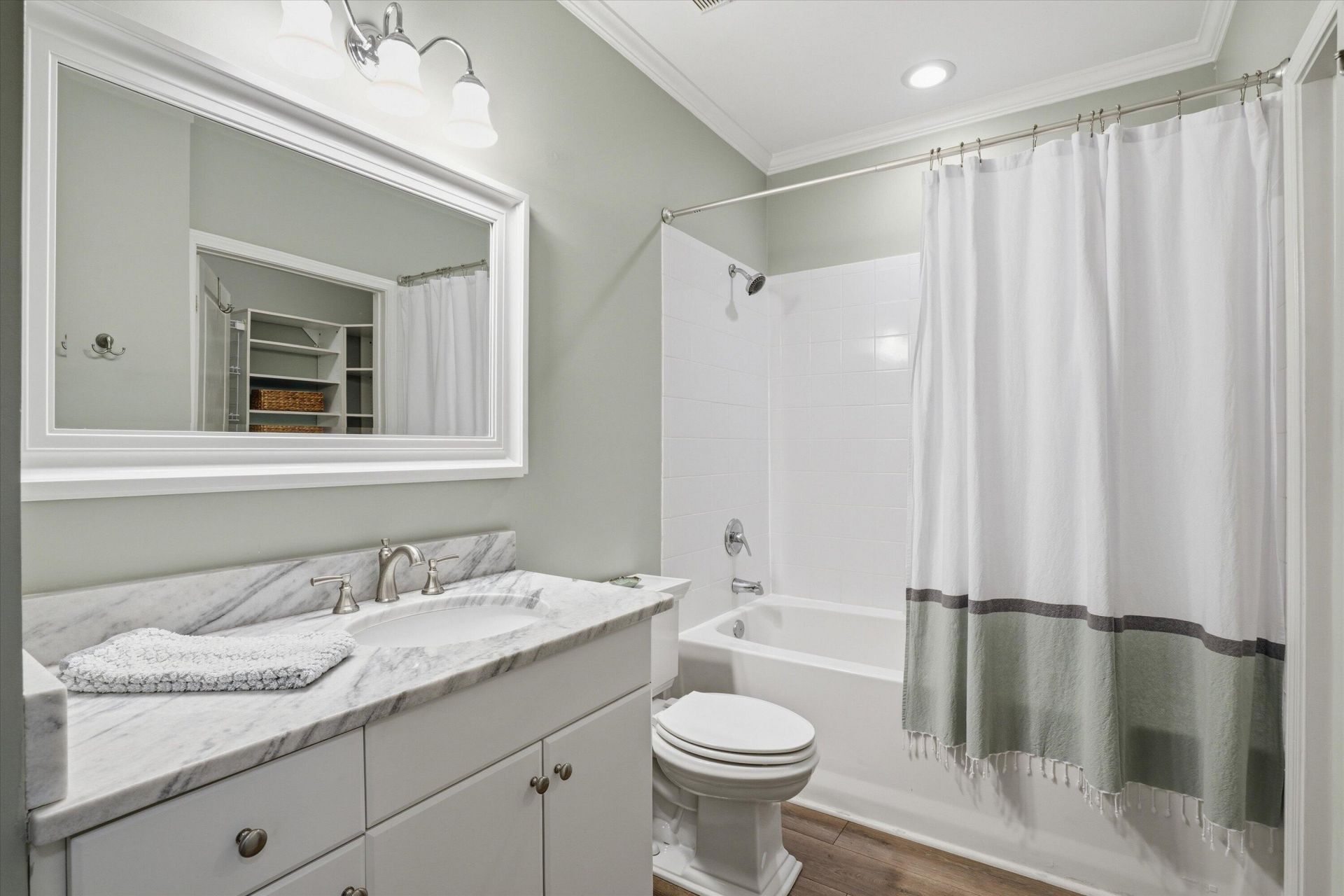 200 Bucksley Photo 8