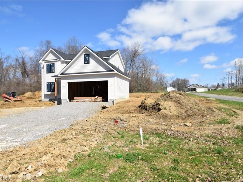 211 Ashwood Landing, Hubbard, OH 44425 Photo 2