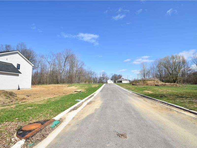 211 Ashwood Landing, Hubbard, OH 44425 Photo 24