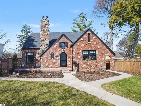 814 Kinney Avenue S, Mt Pleasant, MI 48858