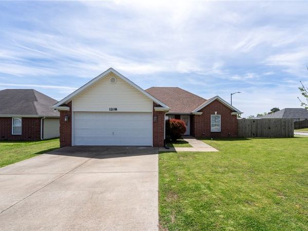 1208 E Ken Leach , Siloam Springs, AR 72761