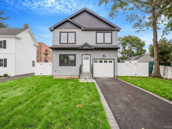 27 Elizabeth Court , Hempstead, NY 11550