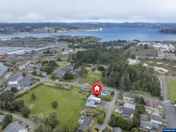 220 SW 29th St, Newport, OR 97365