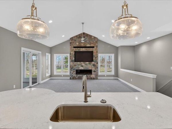 1132 Lochaven Circle, Hillsdale, MI 49242