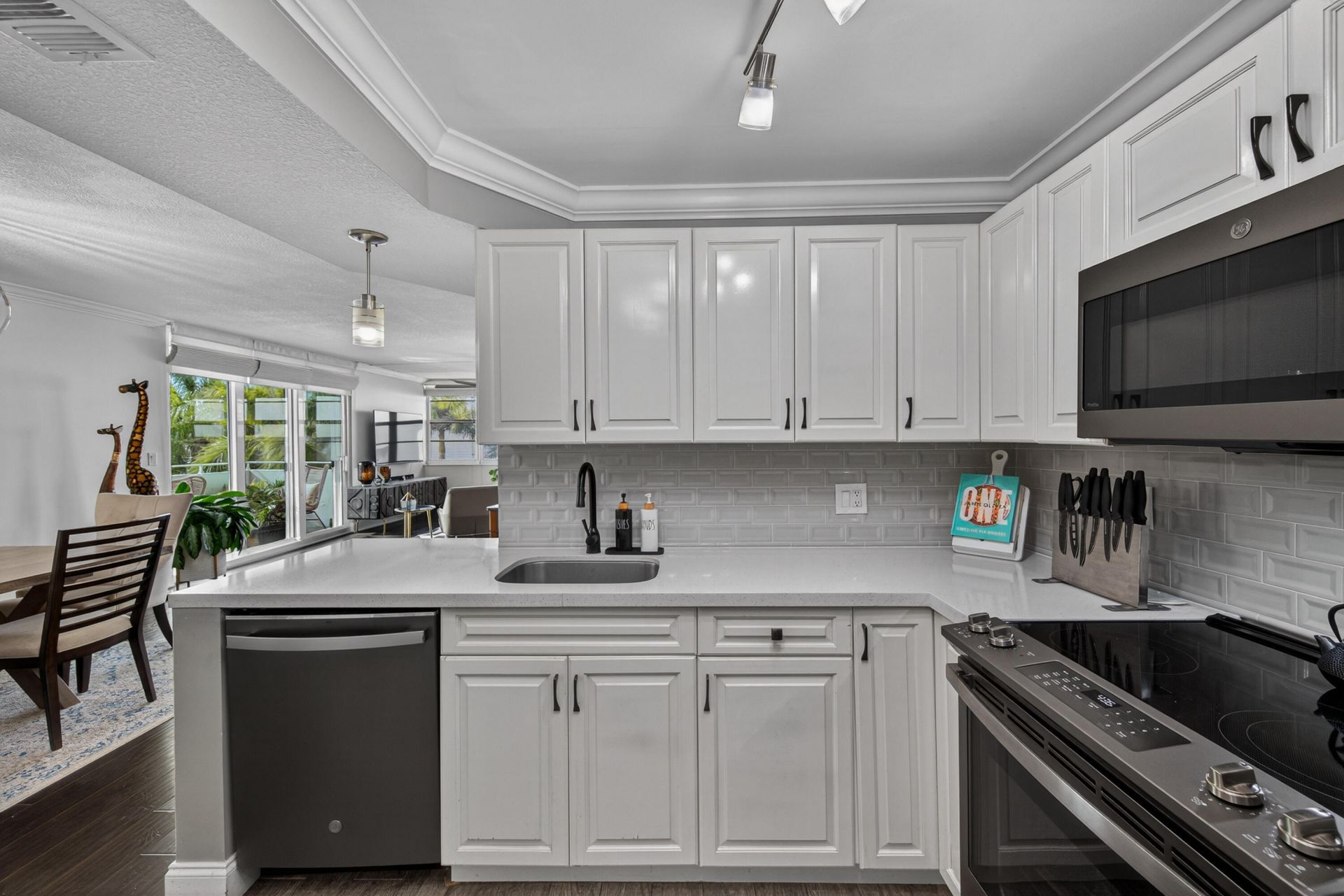 1170 N Federal Highway, Unit 411, Fort Lauderdale, FL 33304 Photo