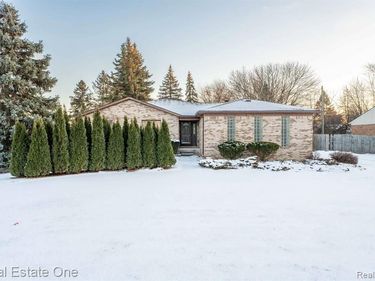 194 E Long Lake Road , Troy, MI 48085