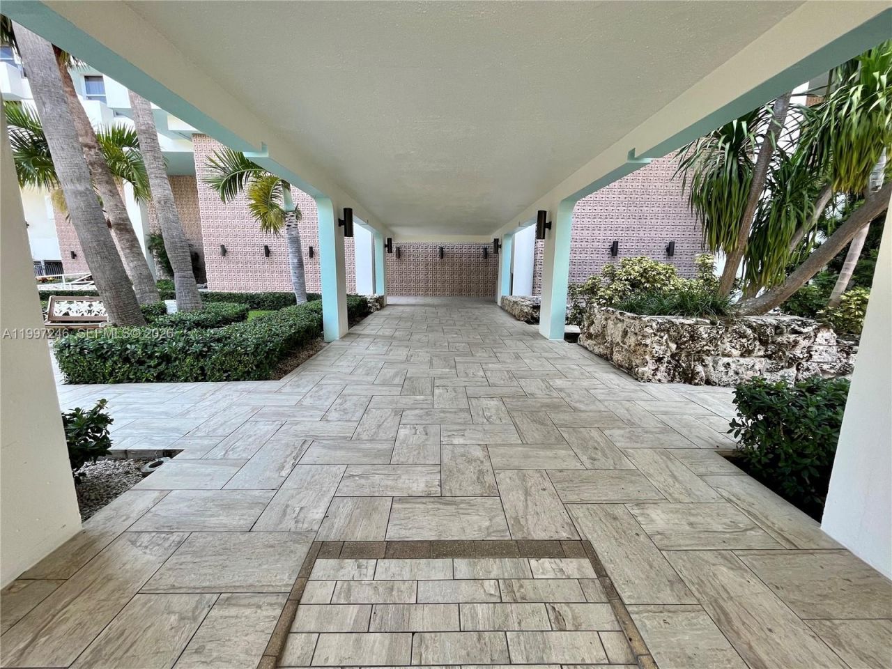 2899 Collins Ave , Unit 810, Miami Beach, FL 33140 Photo