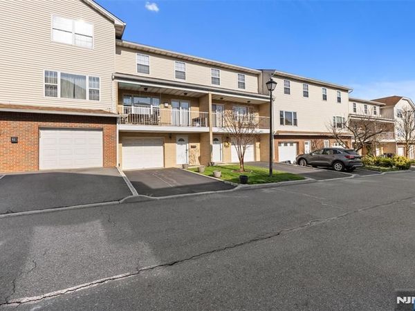 33 Ingraffia Drive, ELMWOOD PARK, NJ 07407