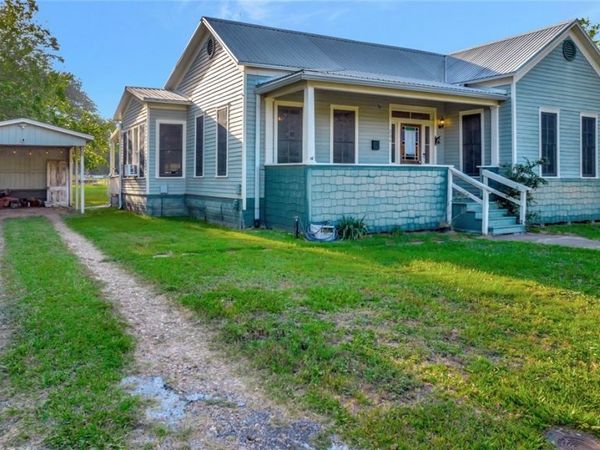 204 S Valley Street , Cuero, TX 77954