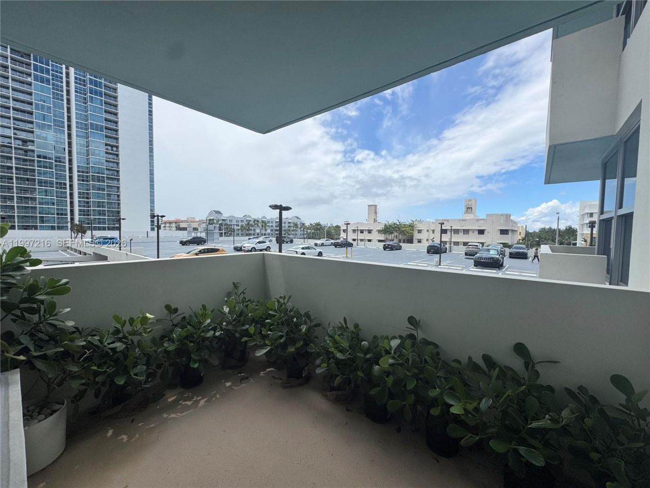 2899 Collins Ave , Unit 424, Miami Beach, FL 33140 Photo