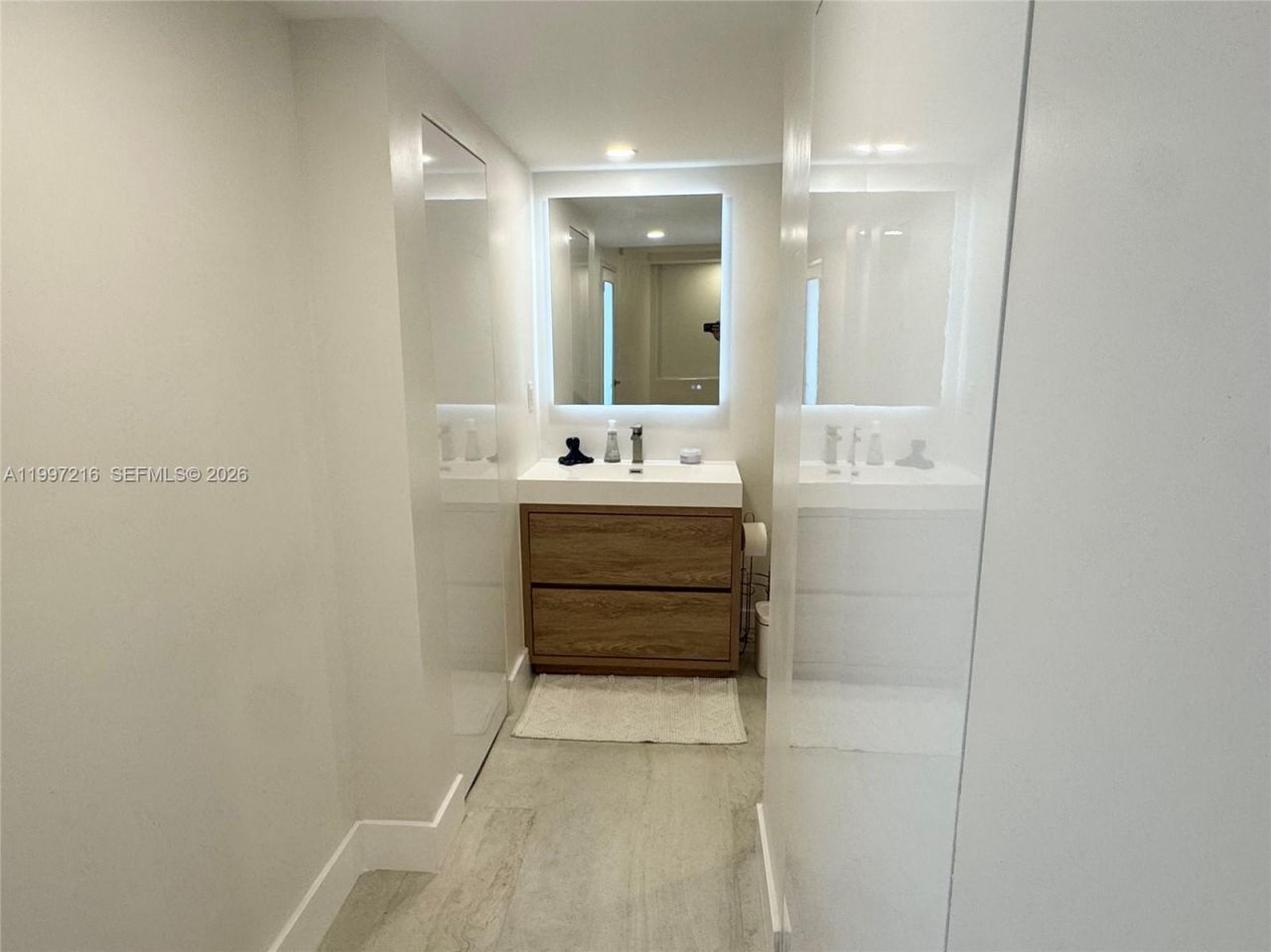 2899 Collins Ave , Unit 424, Miami Beach, FL 33140 Photo