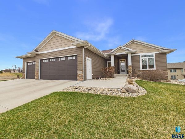 2416 E Tranquility Cir, Sioux Falls, SD 57108