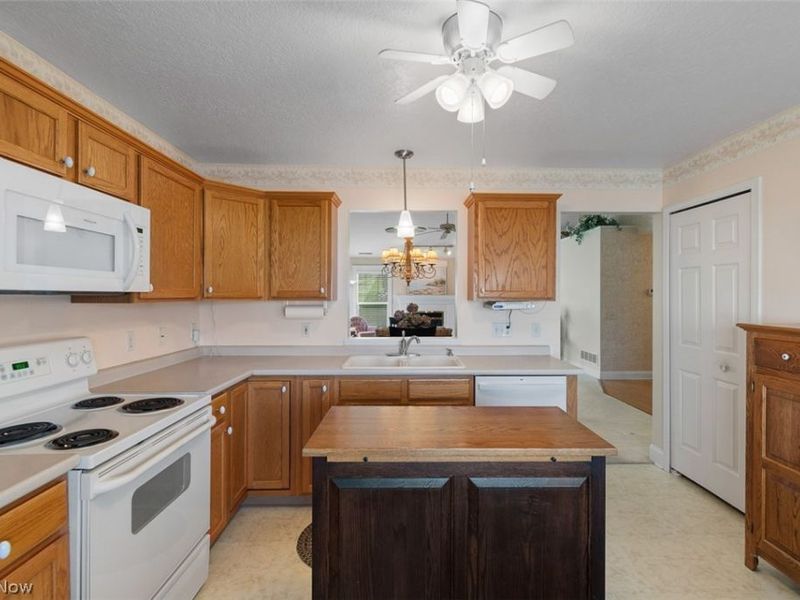 1254 White Stone Circle NE, Canton, OH 44721 Photo 9