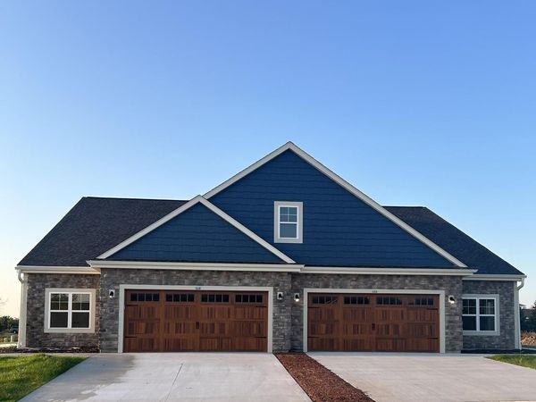 523 Firefly TRAIL, Unit 1, Hartford, WI 53027