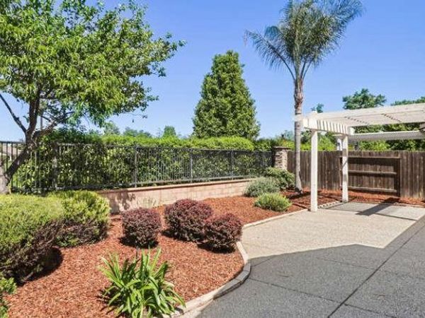 8013 Solomon Dr, Elk Grove, CA 95757