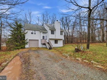 186 THORNAPPLE LANE, TOBYHANNA, PA 18466