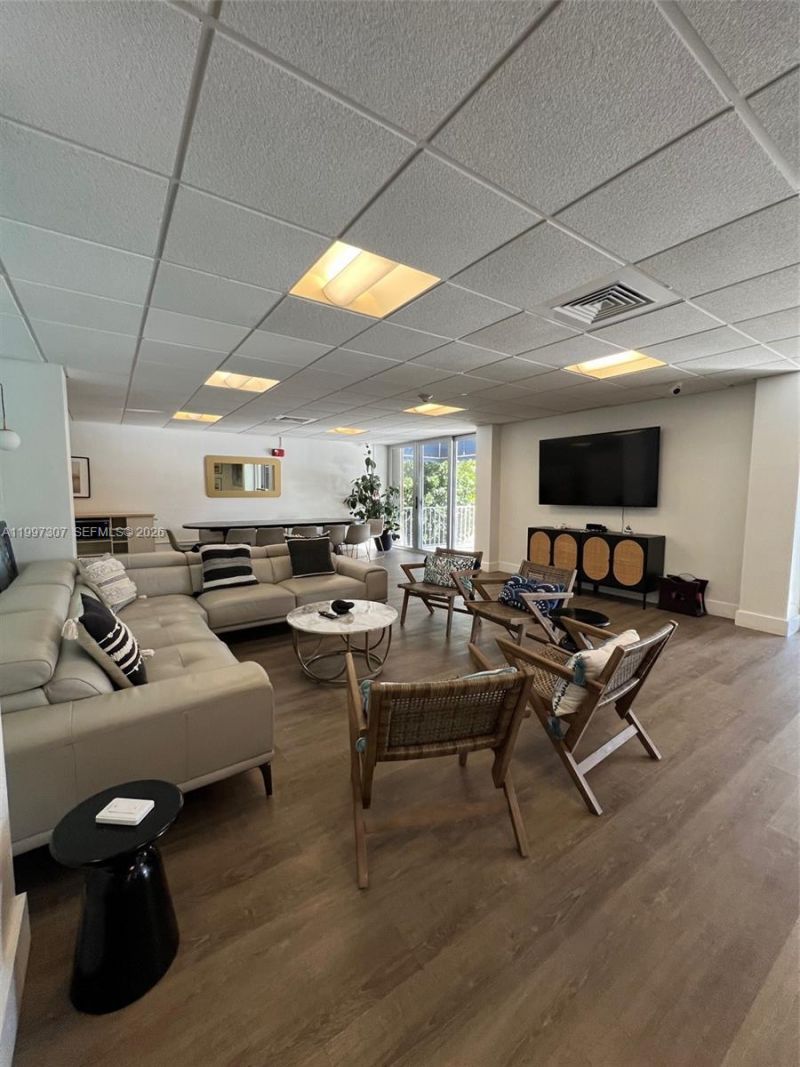 880 NE 69th St, Unit 11M, Miami, FL 33138 Photo