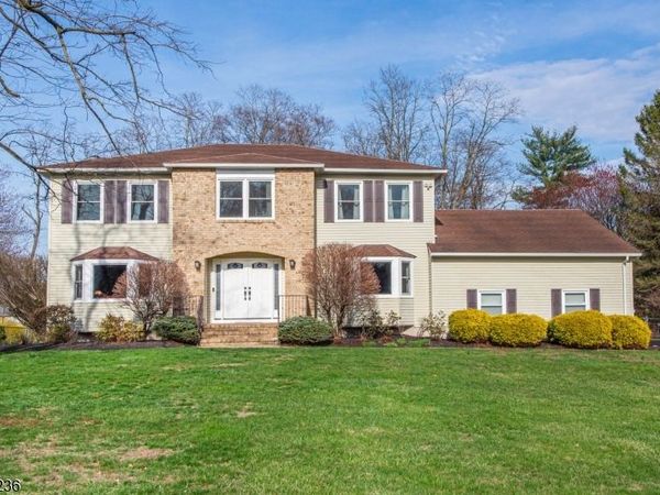 17 Longfellow Dr, Roxbury, NJ 07876