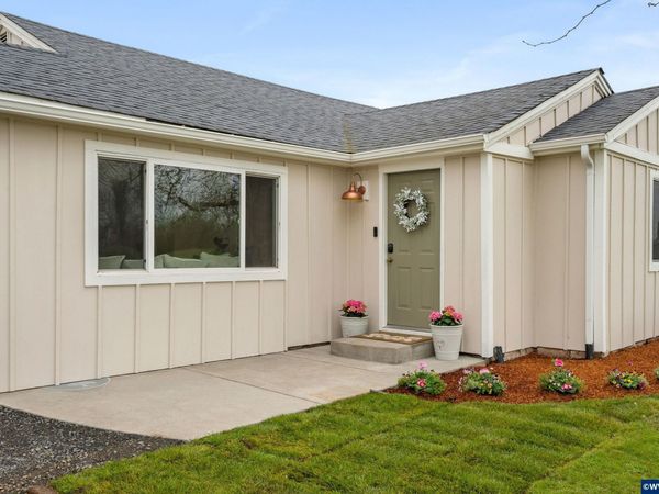 895 Burton St, Harrisburg, OR 97446