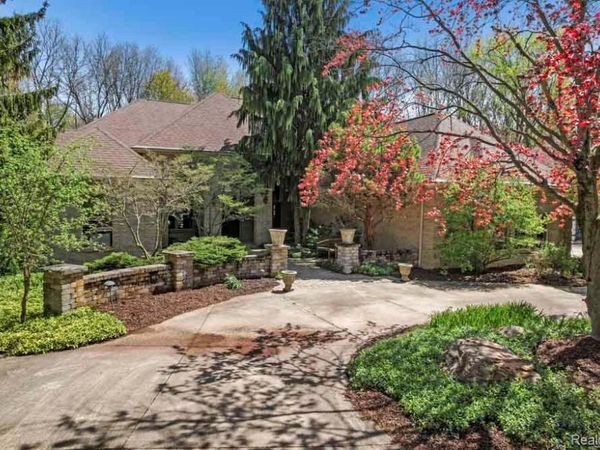 1293 HUNTCLIFF Court, Milford Twp, MI 48380