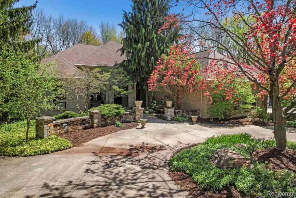 1293 Huntcliff Court, Milford Township, MI 48380 Main Photo