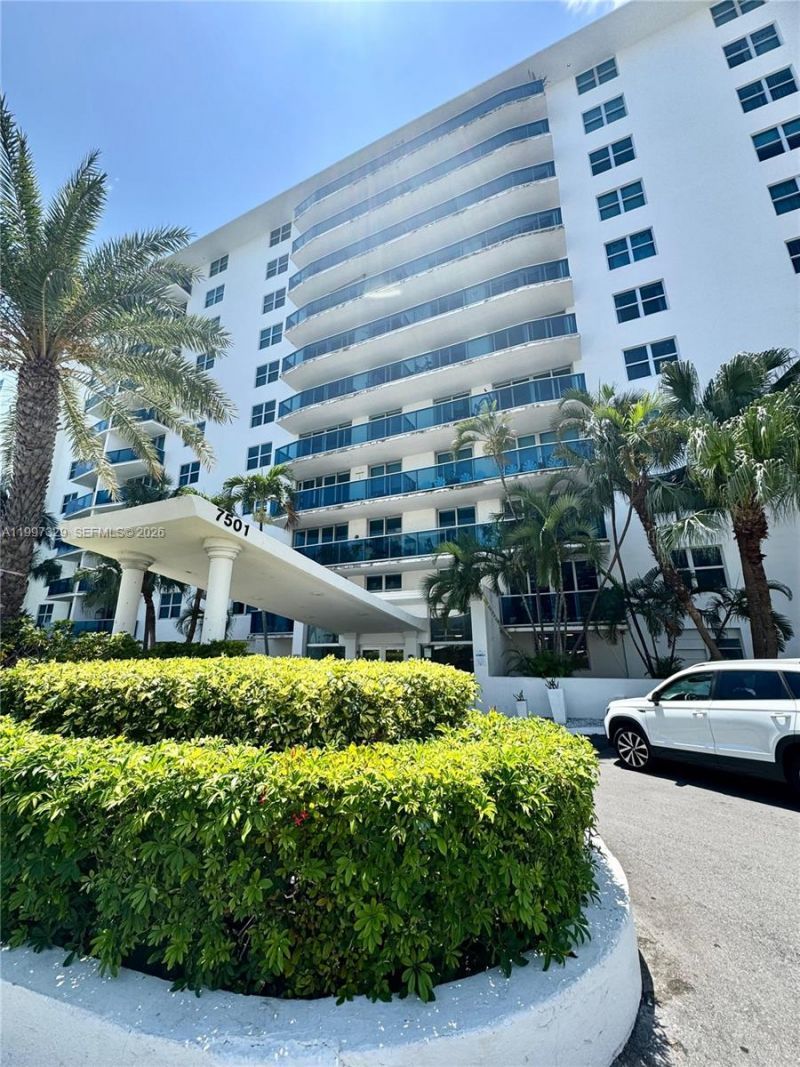 7501 E Treasure Dr, Unit 3D, North Bay Village, FL 33141 Photo