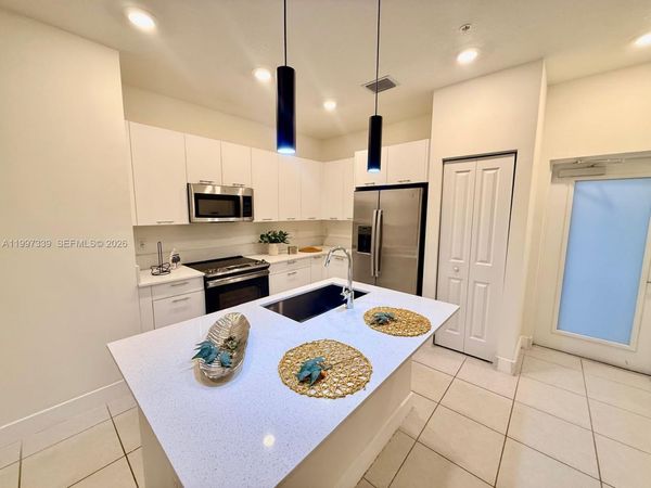 8001 NW 41st St, Unit F-305, Doral, FL 33166