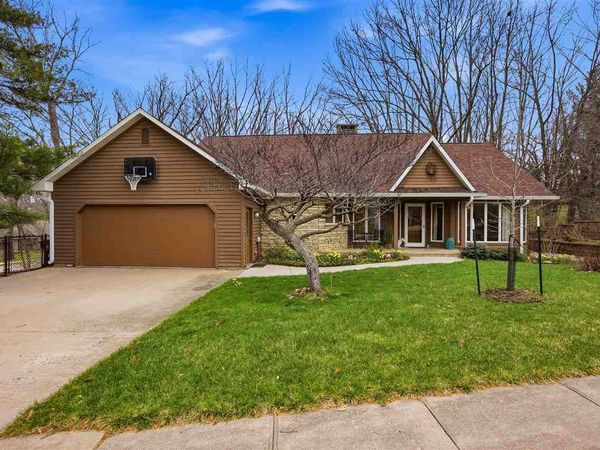 618 Stuart Ct, Iowa City, IA 52245