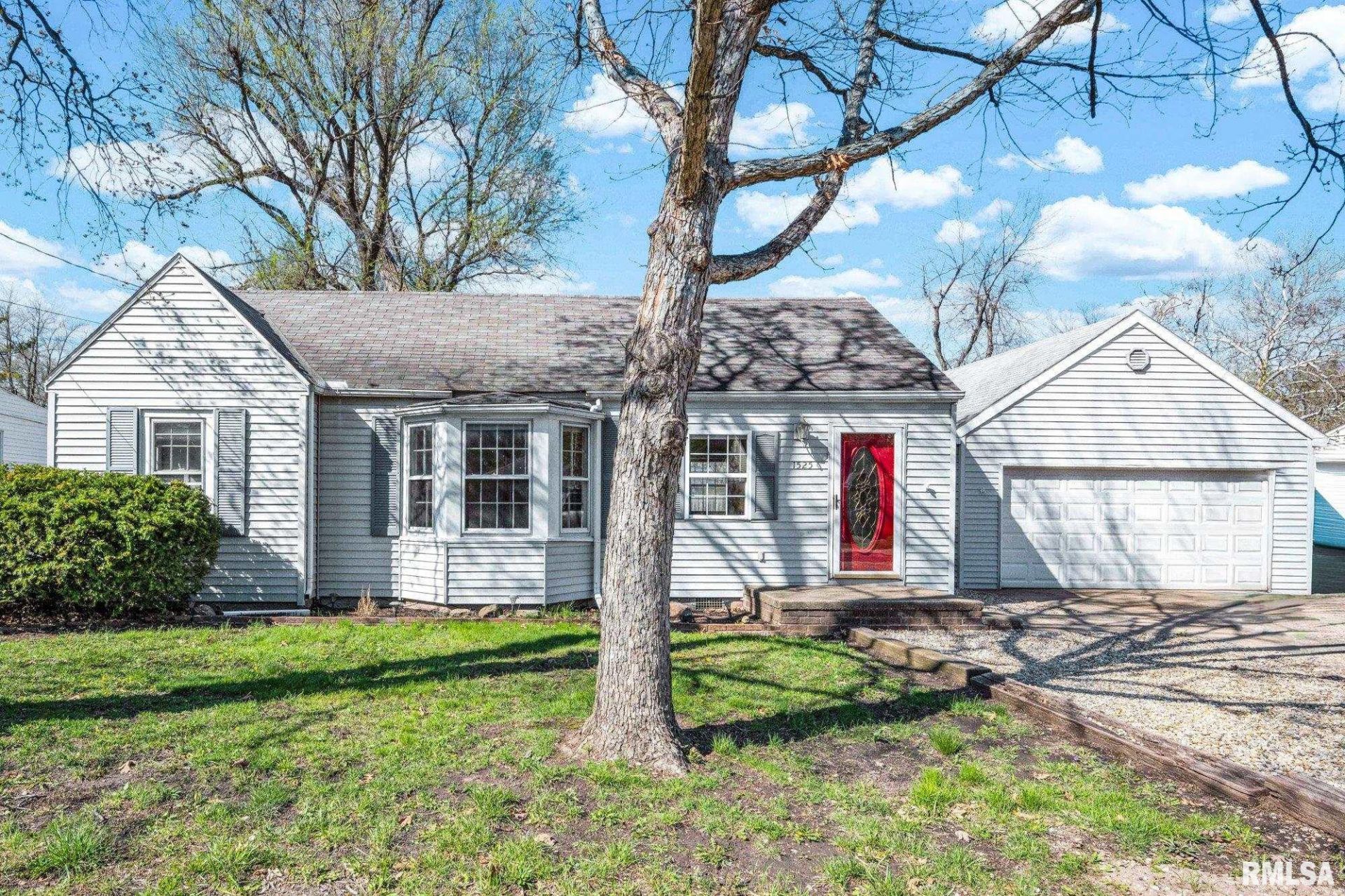 1525 E Hendryx Lane, Peoria, IL 61615 Main Photo