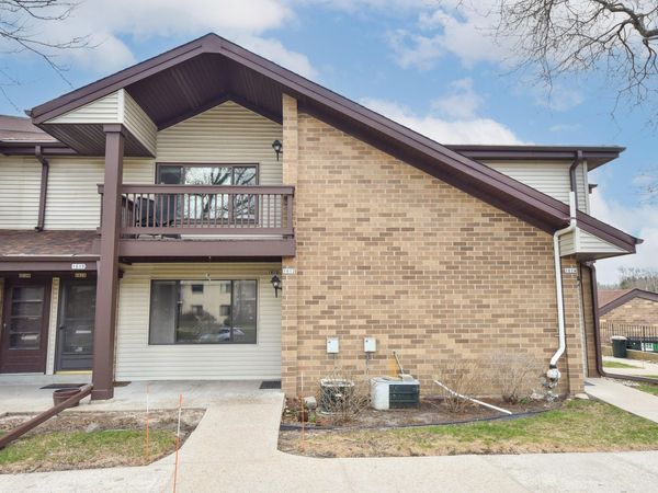 1612 S Coachlight Dr, New Berlin, WI 53151